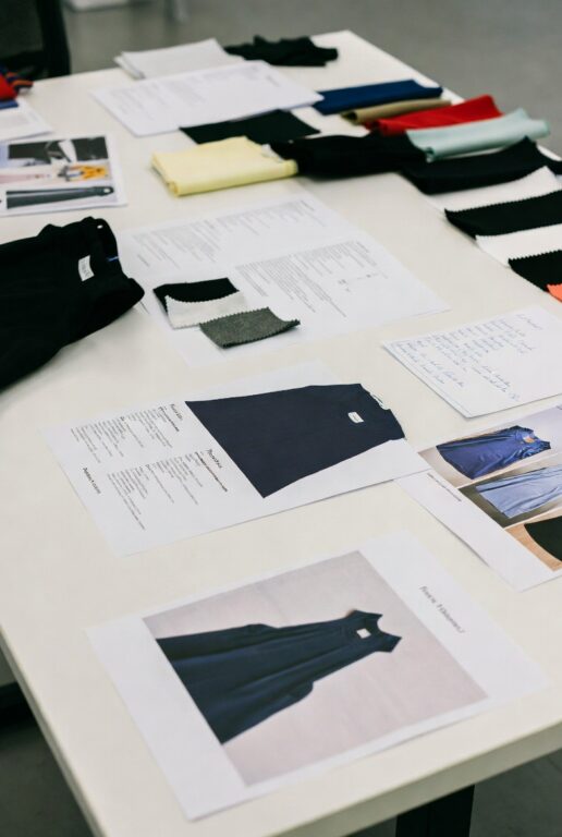 アパレルOEM　特殊制服案件
　アパレルOEMを専門外で判断させられる中間担当者の状況