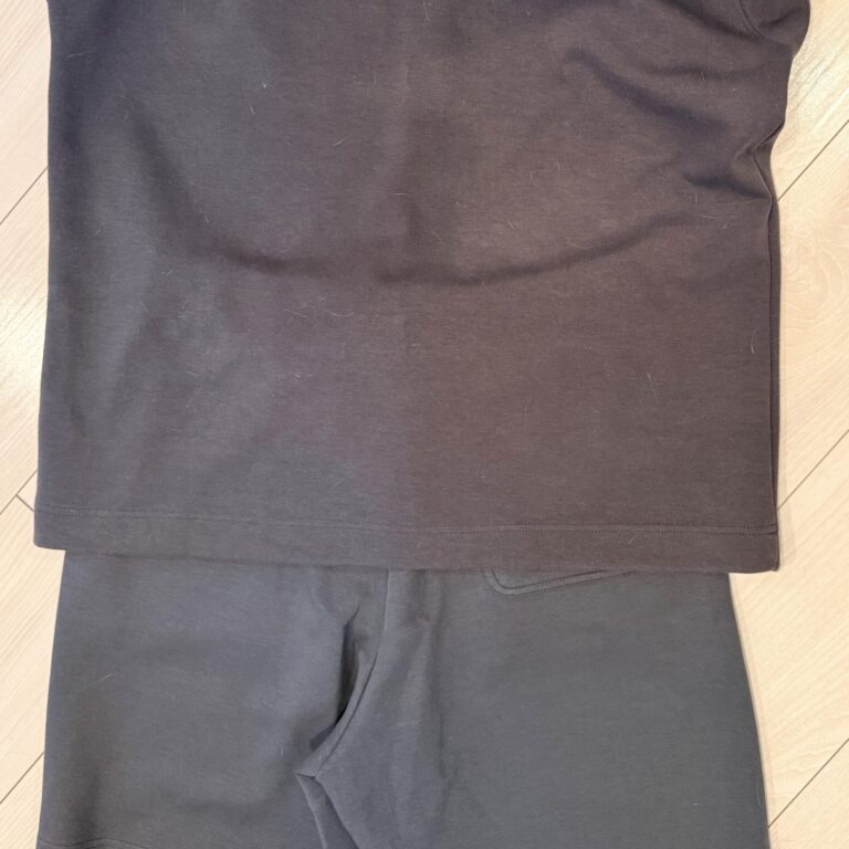半年前に納品したチャコールグレーのTシャツと、今回仕上がってきたハーフパンツの色相のズレ。赤みがかったグレーと青みがかったグレーでロットブレが発生している状態の比較写真。