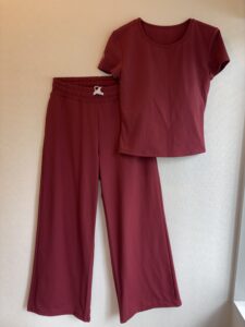 ストレッチ施術サロンのユニフォーム依頼。 ナイロンポリウレタン　丈夫なヨガウエア素材で作成　ブラトップ付Tシャツ　ワイドフレアパンツのセットアップ　