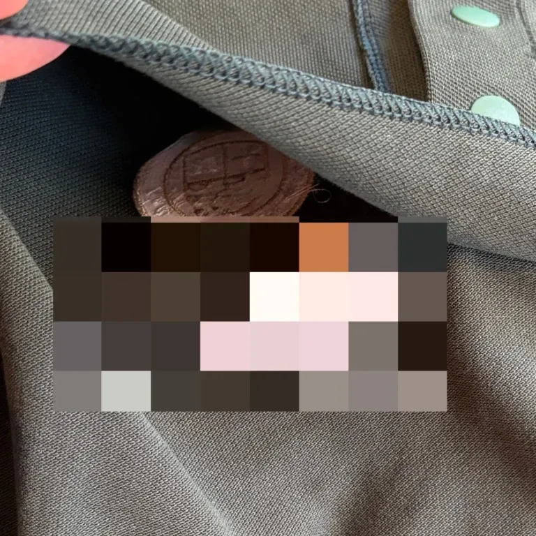 刺繍の裏糸が肌に触れないよう施された専用あて布